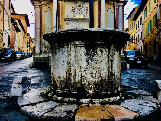 Старинен кладенец на улица в Сиена