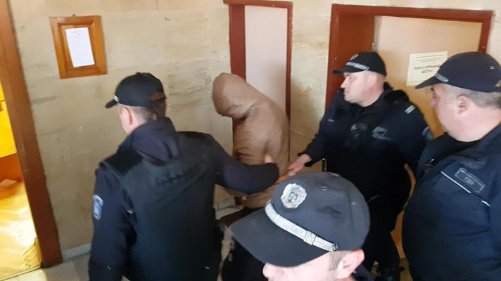 Алекс Димитров влезе в Окръжния съд в Кюстендил с качулка на главата