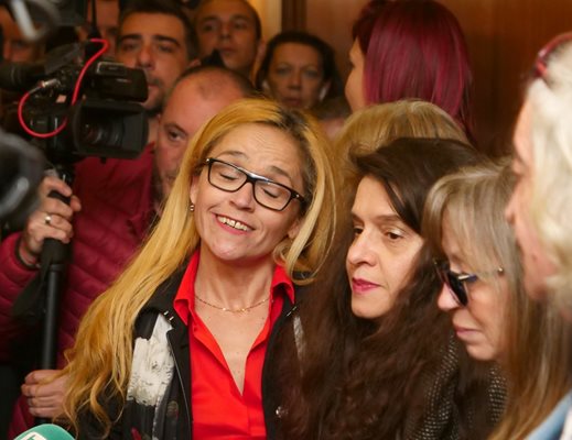 Десислава Иванчева и Биляна Петрова (вдясно), преди да чуят присъдите си в понеделник.