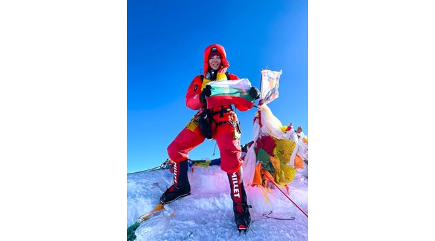 Горда българка - Силвия Аздреева развява трибагреника на Еверест. СНИМКИ: ЛИЧЕН АРХИВ, СПЕЦИАЛНО ЗА "24 ЧАСА"