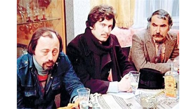 Тодор Колев, Стефан Данаилов и Григор Вачков са майсторите, които прокарват парното в прочутата комедия “Топло”.