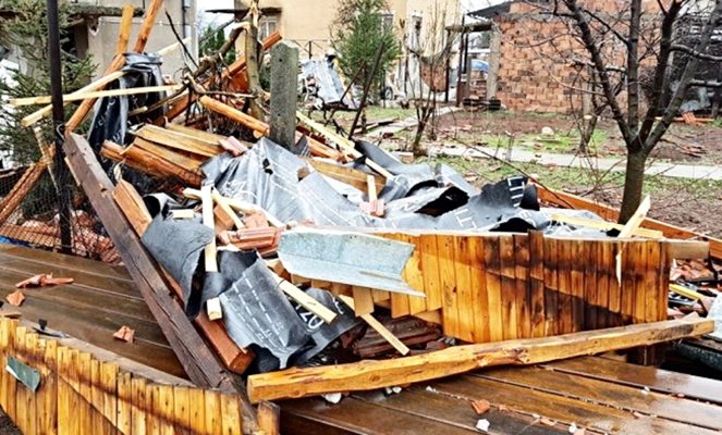 Ураганният вятър е отнесъл покрива на къща във Враца.