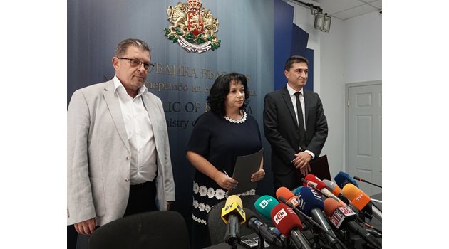 Министър Теменужка Петкова, шефът на БЕХ Жаклен Коен и изпълнителният директор на НЕК Иван Йончев обявяват на брифинг кандидатите за проекта “Белене”.