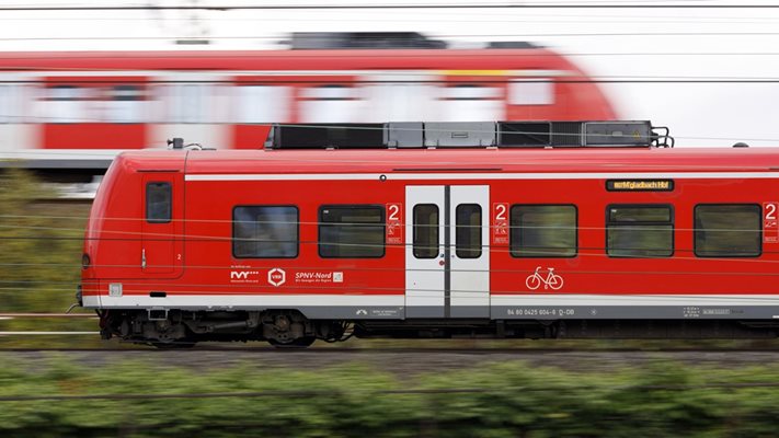 7 млн. германци зарязват колите, купиха си месечни карти по 9 евро за влак и автобус