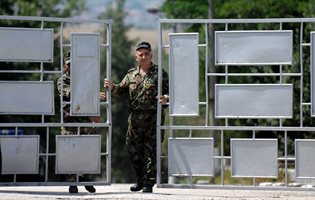 Военните вече ще се пазят сами, отказват се от частната охрана