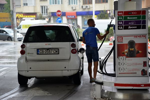 Цената на бензина и на газа - коя е по-важна за джоба ни