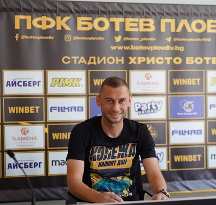 Лъчезар Балтанов  подписа за още една година с "канарчетата".


Снимка: Botevplovdiv.bg