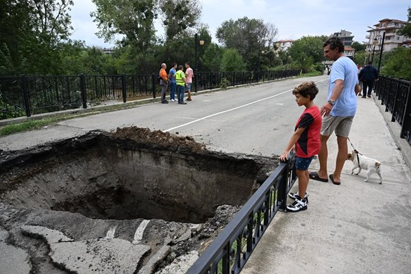 Запълват с чакъл пробития мост към Нестинарка Снимка: Орлин Цанев