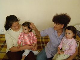 Емилия Казакова (вдясно) дари част от дроба си на Светослава (с блузката на райе) и постоянно помага на семейството с близначките.
СНИМКА: АВТОРКАТА
