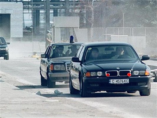 Кортежът на министър Цветанов е бил от 2 коли - една пилотна и една за охрана отзад. Понякога има и повече, като на снимката горе. 
СНИМКА: "24 ЧАСА"
