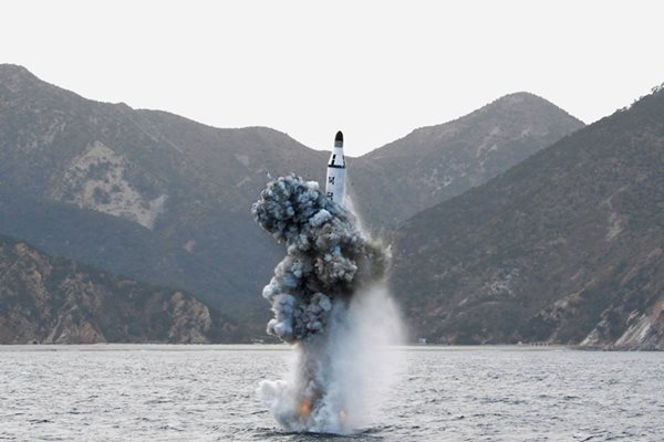 КНДР изстреля балистична ракета от подводница.