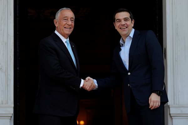 Алексис Ципрас с португалския президент Марселу Ребелу де Соуза  СНИМКА: Ройтерс