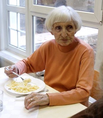 Самотата кара възрастните хора да губят апетит и те често отслабват рязко.  СНИМКА: РОЙТЕРС