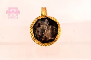 Златен медальон от античен некропол в изложбата "Археология на София и Софийско"