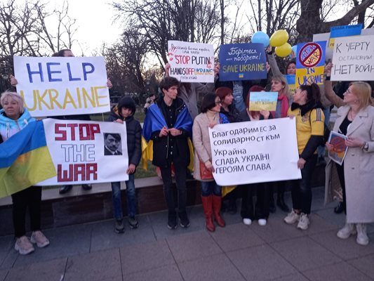 Участниците в протеста настояха веднага да бъде прекратена войната в Украйна.