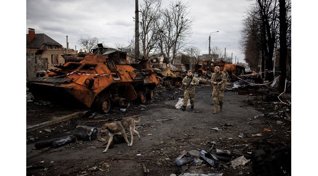 Руските танкове ставата лесни мишени за украинците, тъй като се движат без охрана.