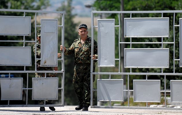 Военните сами ще охраняват поделенията си, заводите, складовете и др.