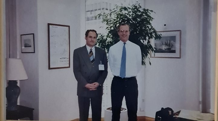 Кольо Парамов до днес пази снимка от една от срещите си с директор в "Енгелхарт" от 20 август 1997 г. 
СНИМКА: ЛИЧЕН АРХИВ