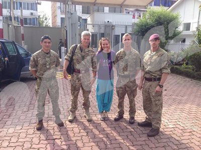 Татяна Матева се е снимала за спомен с британските войници пред посолството на Лондон в Катманду.