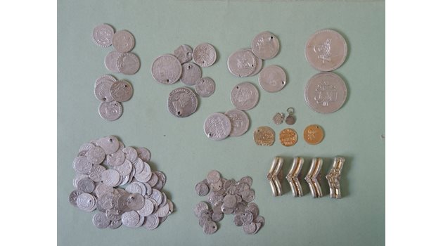 Повечето монети от османското съкровище са пробити и вероятно са били част от накити.  СНИМКА: ЛИЧЕН АРХИВ НА АНДРЕЙ АЛАДЖОВ