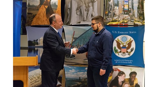 Ерик Рубин дава първата виза на български студент.  СНИМКА: ПОСОЛСТВО НА САЩ