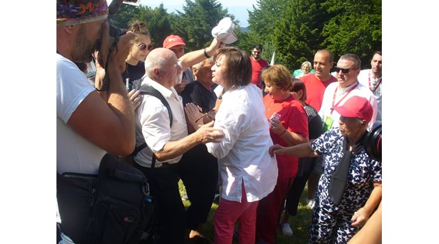 Лидерът на БСП Корнелия Нинова се срещна със социалисти на Историческа поляна, преди да се качи на официалната трибуна.