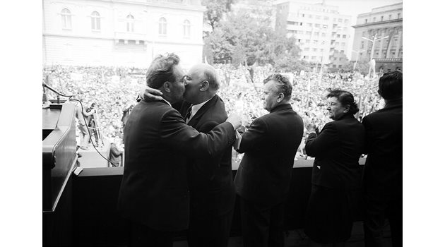 Тодор Живков и Леонид Брежнев в братска прегръдка