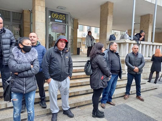 Приятели, близки и роднини отново излязоха на протест пред съда в Пловдив в защита на Машора.