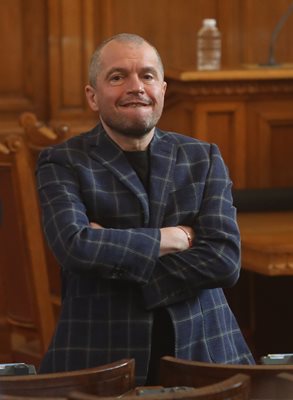 Тошко Йорданов бе основен говоритител от ИТН по искането за сваляне на парлаентарния шеф, особено жлъчен към отцепниците от партията на Слави и към премиера.