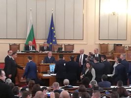 Депутатите от ПП се скупчиха пред трибуната и обвиниха Йордан Цонев, че не спазва правилника