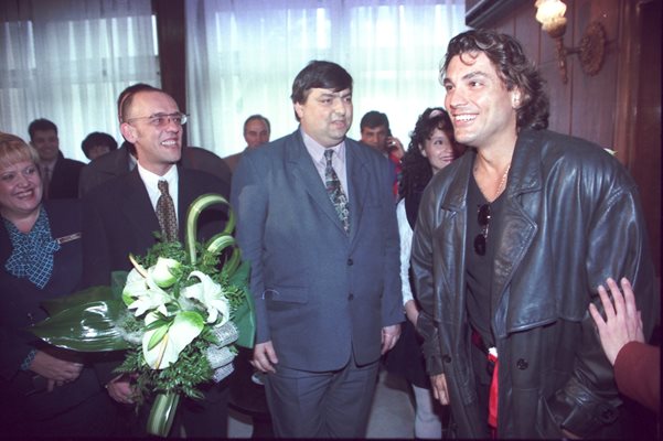 С огромен букет от бели калии покойният днес коафьор Дим Дуков посреща Освалдо Риос на летището