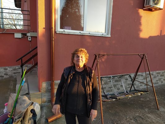 Елена Костадинова от село Чалъкови казва, че поддръжката на къщата излиза доста по-скъпо от апартамент в града.
