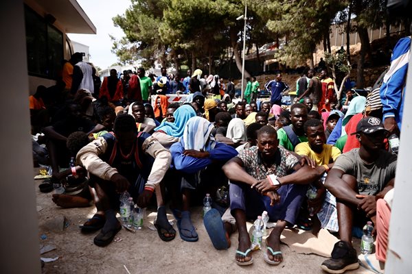 Бежанци в лагера за настаняване в Лампедуза