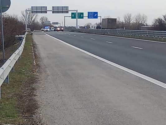 Движението на магистрала "Тракия" в посока София беше спряно за 10 минути.