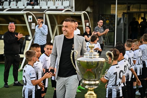 Голмайсторът на шампионския "Локомотив" Мартин Камбуров приветства феновете и се радва на спечеления преди 20 години трофей.