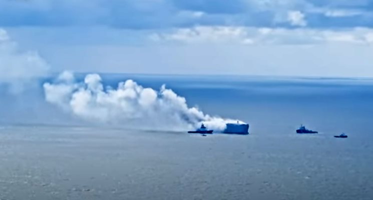 Миналата година край бреговете на Дания в Северно море една от 25-те електрически коли на борда на карго се е запалва, съобщава холандската обществена телевизия NOS. Регистрираният в Панама кораб Fremantle е транспортирал 2857 автомобила от германското пристанище Бремерхафен до Порт Саид в Египет, когато избухва пожарът. Най-малко седем членове на екипажа са скочили зад борда и са били спасени от водата, докато останалите са били транспортирани с хеликоптер