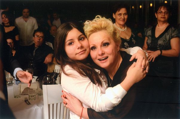 Тони Димитрова с 13-годишната си дъщеря Магдалена, която мечтае да стане дизайнер в Ница.