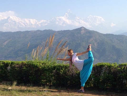 Татяна прави упражнения по йога в Непал.
