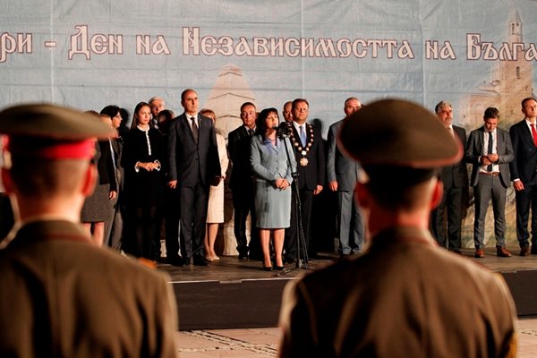 Караянчева произнася реч. СНИМКИ: Народното събрание
