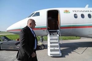 Технически проблем със самолета на Борисов, едвам кацна в София