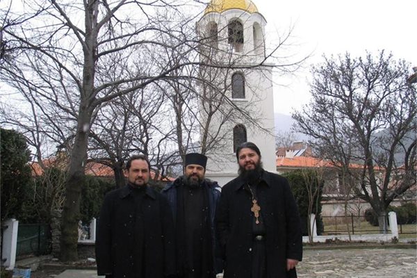 Сливенските свещеници Йоан, Силвестър и Евгени (от ляво на дясно) правят списък на врачки и гледачки, по който ще отлъчват и анатемосват. 
СНИМКА: РОСИЦА САНДУЛОВА