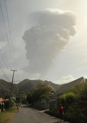 Хиляди жители на карибския остров Сейнт Винсънт бяха евакуирани днес след мощното изригване на вулкана "Ла Суфриер". Снимки Ройтерс