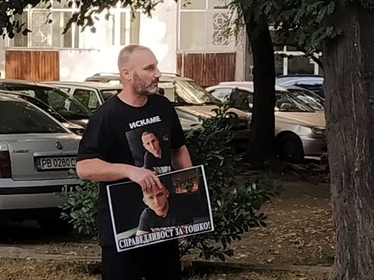 Тодор Бараков, баща на едно от загиналите момчета, също е на протеста. Снимка: Авторът