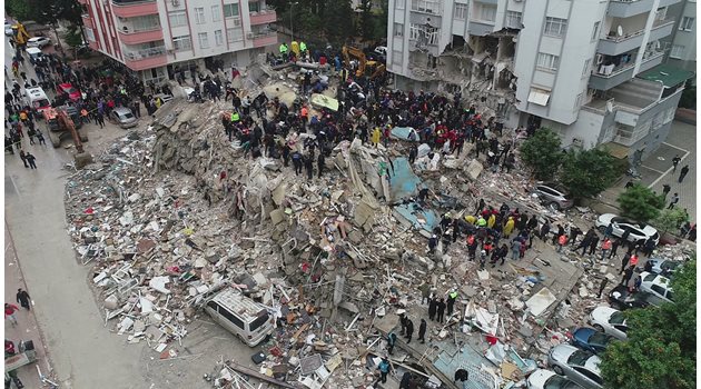 Вадят жертви изпод руините на земетресението в Турция на 06.02.2023 г.
СНИМКА: Ройтерс