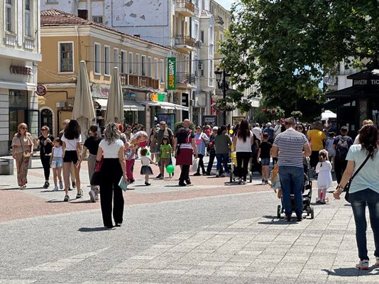 Главната на Пловдив е пълна в топлите дни.