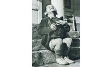 Австрийско момче получава нови обувки по време на Втората световна война