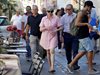 Тереза Мей с къса розова рокля по време на почивката си в Италия (Снимки)