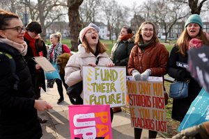 Забрана за тоалетна в час и дължината на полите извади ученици в Англия на протест