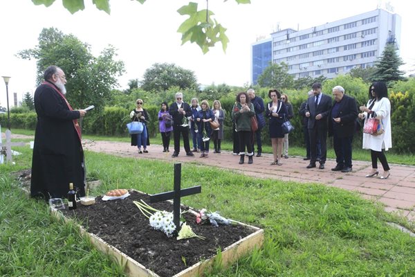 Приятели и колеги на Гарелов се събраха на скръбен помен за любимата му Донка Снимка: Велислав Николов