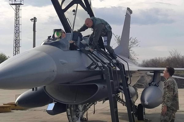 Румен Радев слиза от изтребителя F-16 след 40 минути полет.